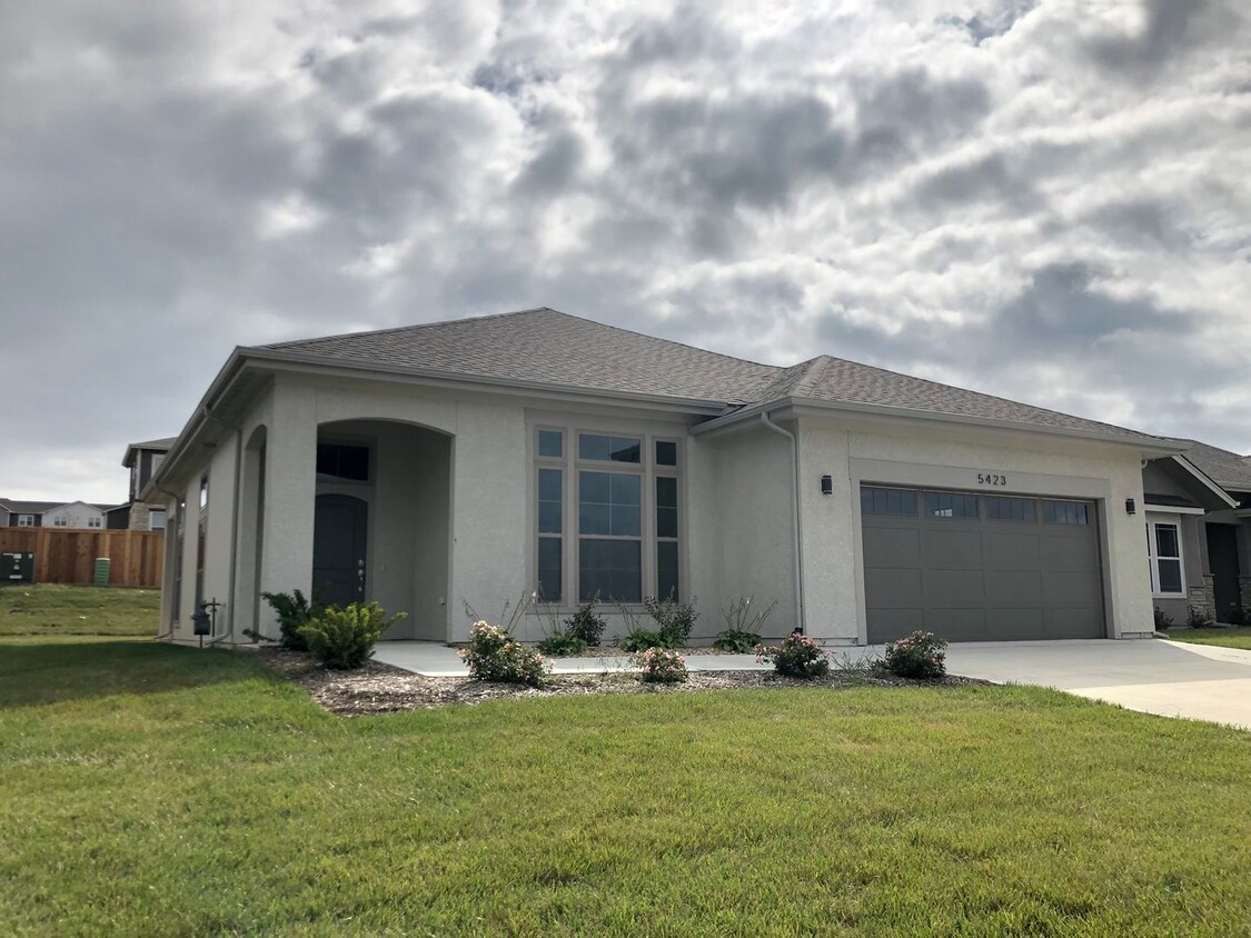 Primary Photo - 2 br/2 bath single family home with garage