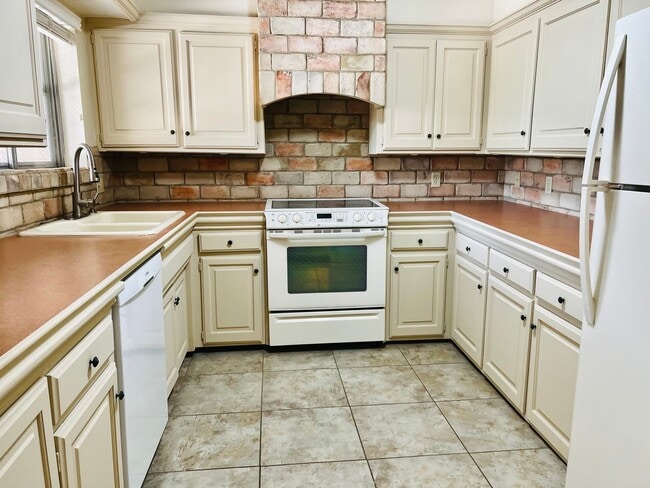 Foto del edificio - Beautiful 2BD 2BA Town-Home near Nichols Hills in Glen Brook!!!