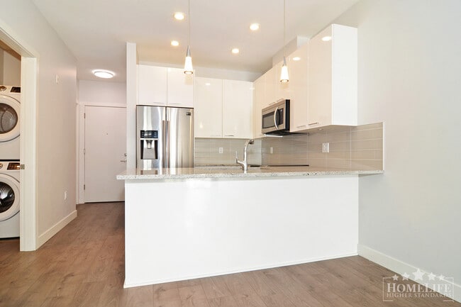 Photo du bâtiment - Top Floor 2 Bed Condo at Brydon Green – Langley