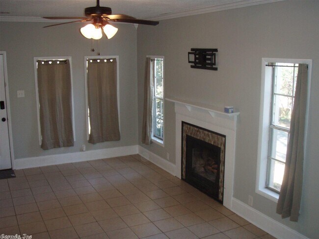 Building Photo - 305 Springwood Dr