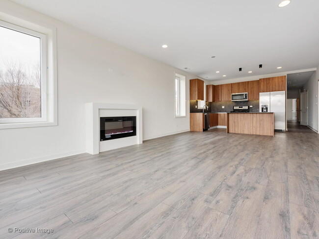 Building Photo - 2824 W Van Buren St