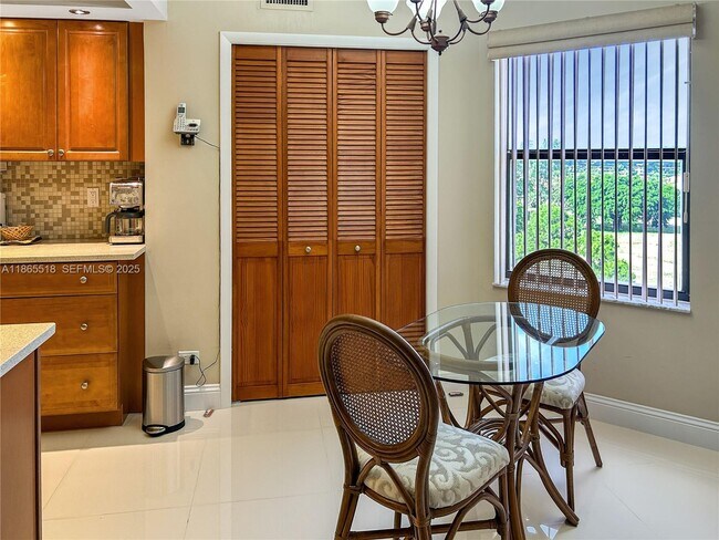 Foto del edificio - 7300 Radice Ct