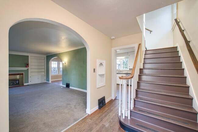 Building Photo - Charming 3-Bedroom Home with Spacious Base...