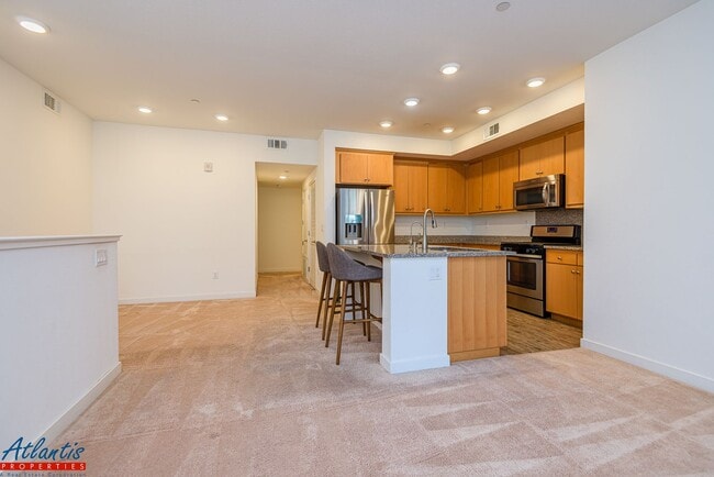 Building Photo - Lovely Townhouse | Central A/C | Private Balconies