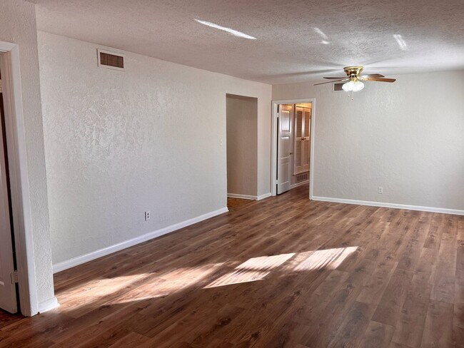 Foto del edificio - Adorable Mid Century Modern home on a corner lot!