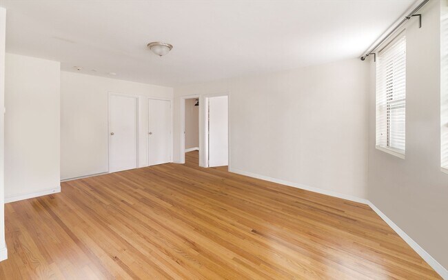 Building Photo - 5 N Margin St