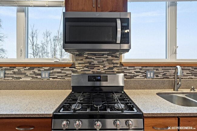 Building Photo - Eagle River Valley Escape