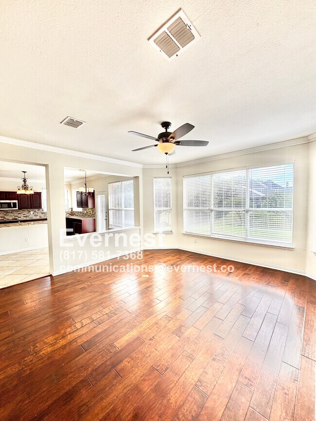 Building Photo - 4-Bedroom Home with Versatile Layout Near ...