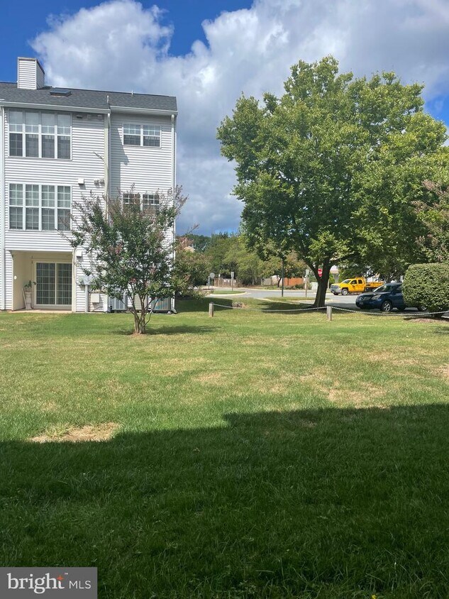 9320 Caspian Way Unit 101, Manassas, VA 20110 Room for Rent in