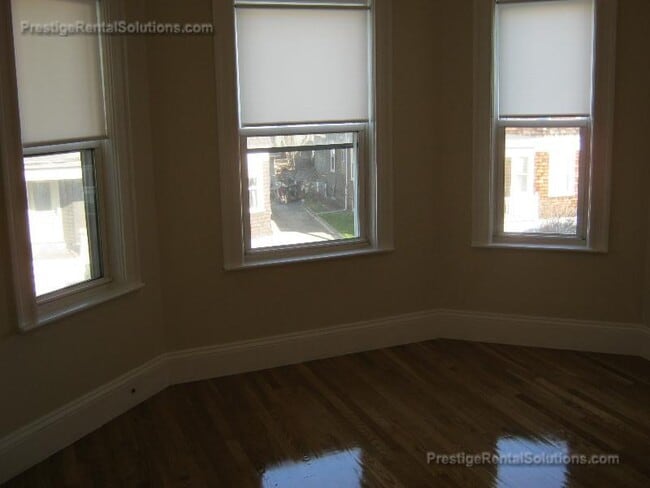 Building Photo - 21 Roseclair St