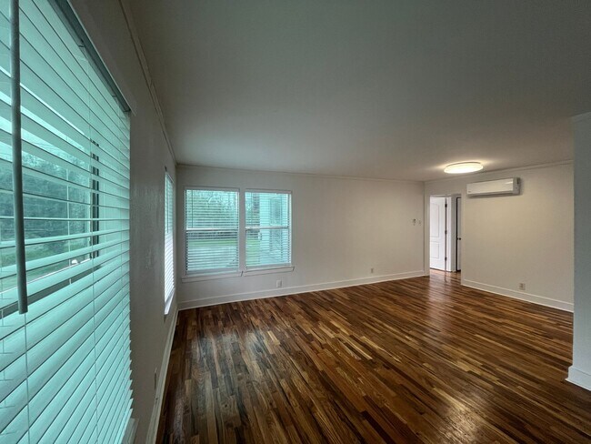 Foto del edificio - FIRST FLOOR UNIT WATER PAID!