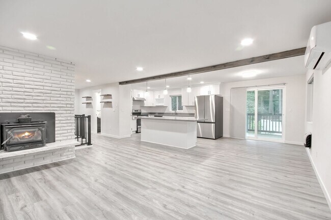 Building Photo - Beautifully renovated Home Briarwood!