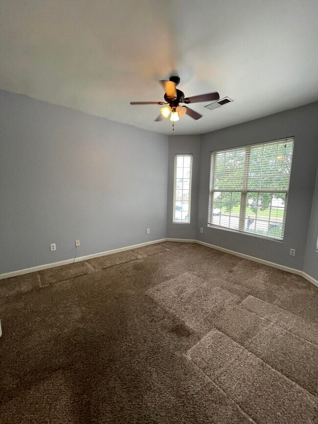 Building Photo - 620 Green Valley Dr