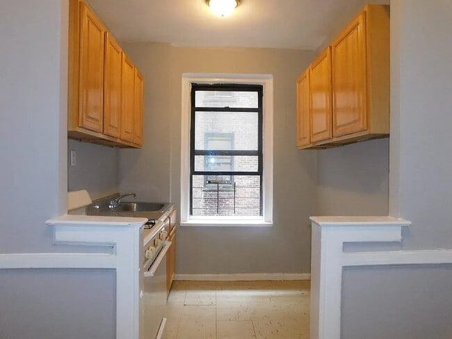 Building Photo - 253 E 181st St