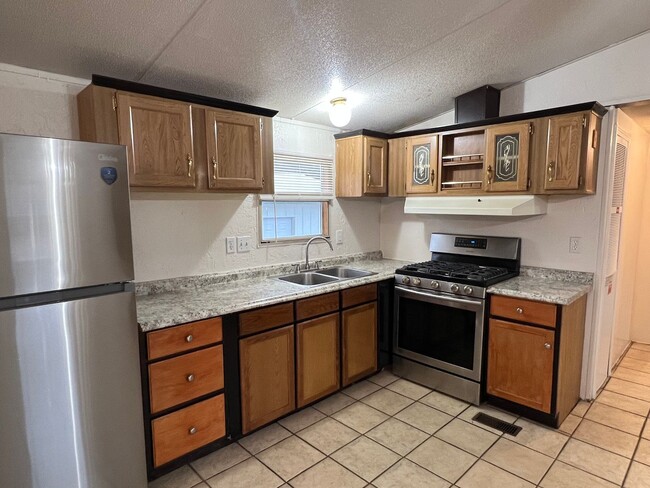 Building Photo - 3 Bed, 2 Bath, Detached Building on 10 Acres!