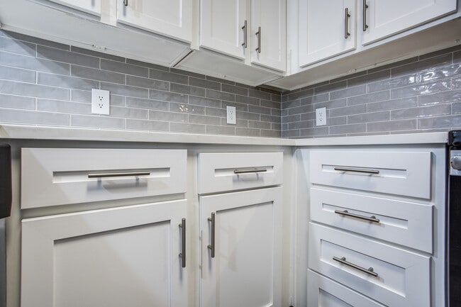 Building Photo - Enjoy 1 Month Free Rent – Apply Today!