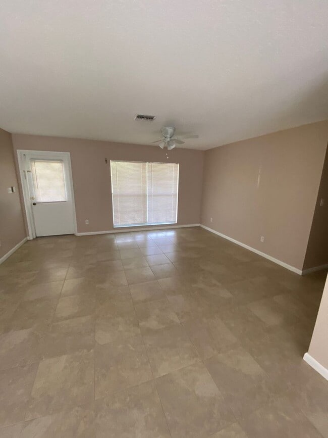 Building Photo - Ready for you to move in!!