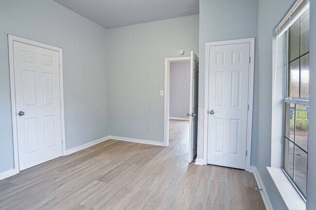 Building Photo - Charming and Modern Living Near Downtown S...