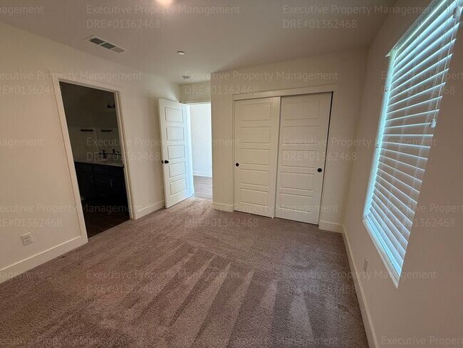 Foto del edificio - Spacious 4 bedroom/ 3 bathroom home
