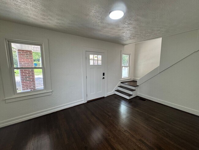Foto del edificio - Newly updated 3 bedroom 1 bath with hardwo...