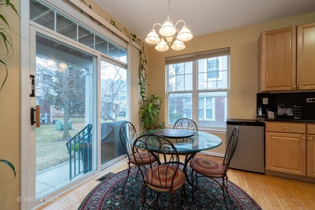 Foto del edificio - 463 Pine Lake Cir