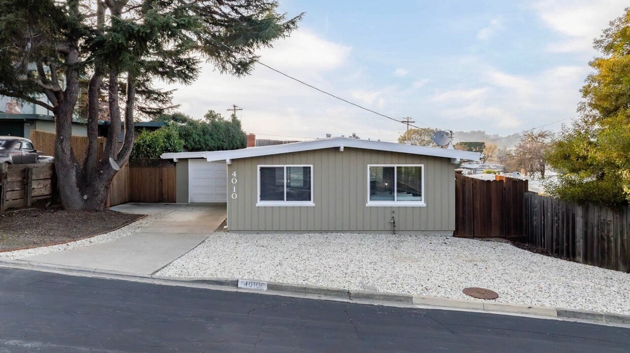 Primary Photo - Sunny and Bright 3 bedroom 2 bath Ranch Ho...