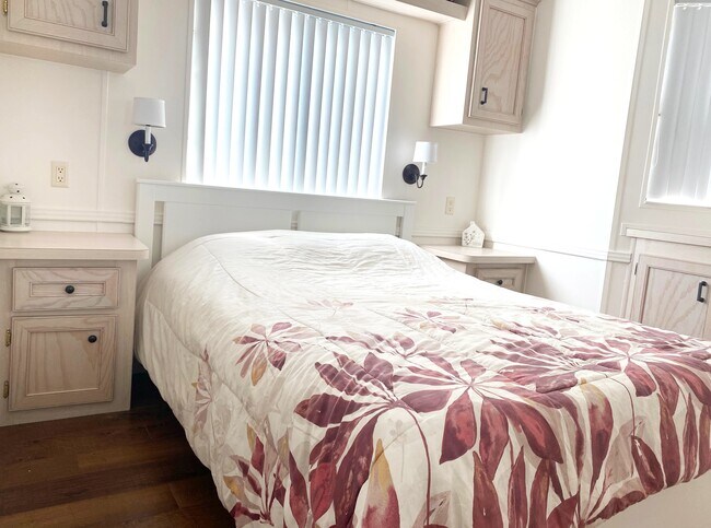 Cama tamaño queen - 3706 116th St W