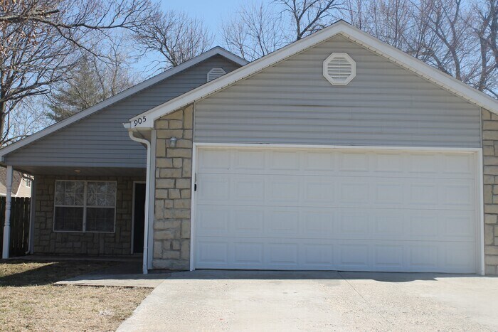 Foto principal - 905 S Butler Dr