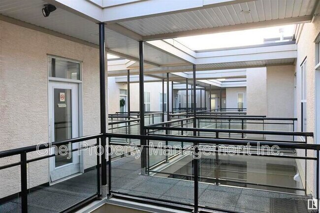 Photo du bâtiment - 4835-104a 104a St NW