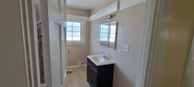 bathroom - 4254 Denker Ave