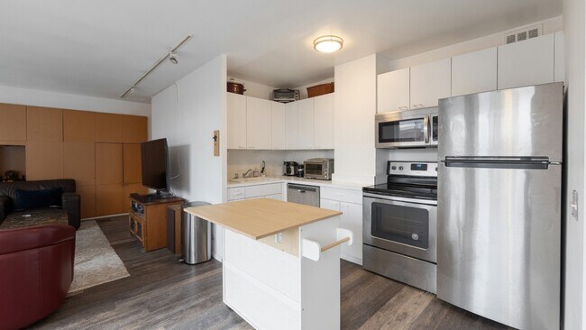 Foto del edificio - 2400 N Lakeview Ave