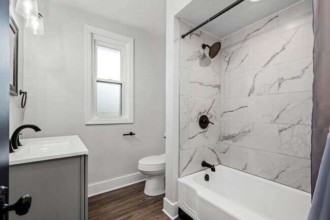 Foto del edificio - Beautiful 3 bedroom home in Beechview available March 15!