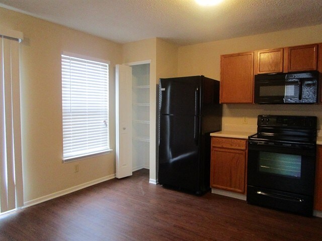 Foto del edificio - 2823 Everbloom Pl