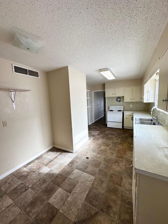 Foto del edificio - 3 Bed 2 Bath Ready To Rent ASAP!