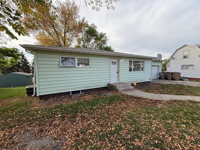 Building Photo - 3 Bedroom Home - 3 Car Garage