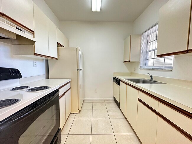 Foto del edificio - 661 Cypress Lake Blvd