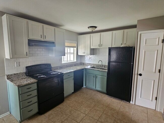 Building Photo - HALF OFF FIST MONTH'S RENT!