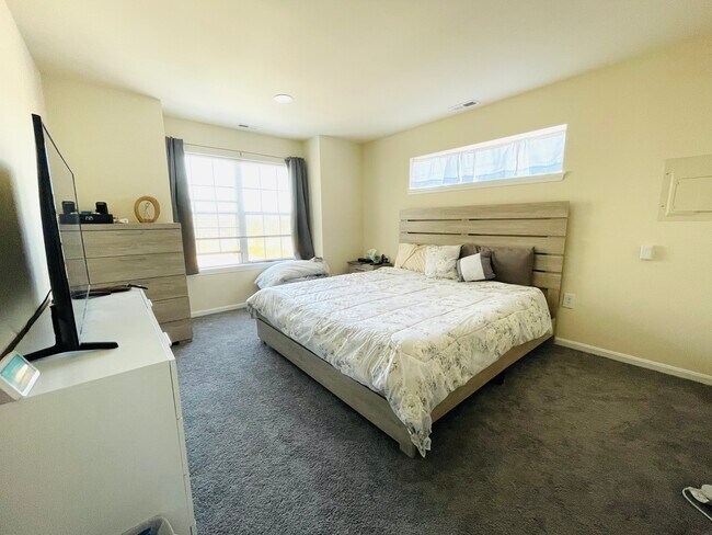 Building Photo - 95 Trotters Ln