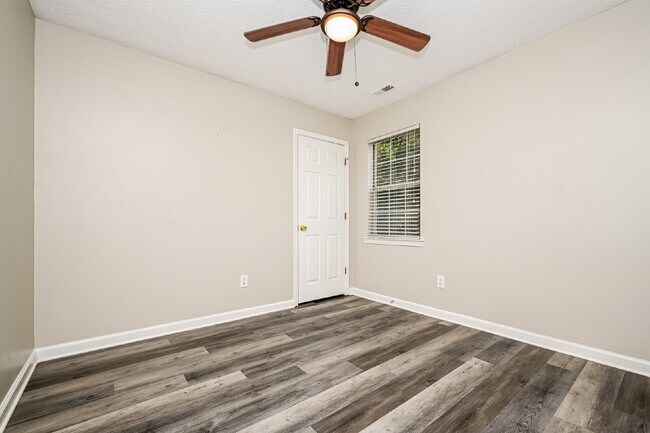 Building Photo - 819 Sweetwater Way