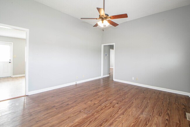 Building Photo - 1212 Kendall Dr