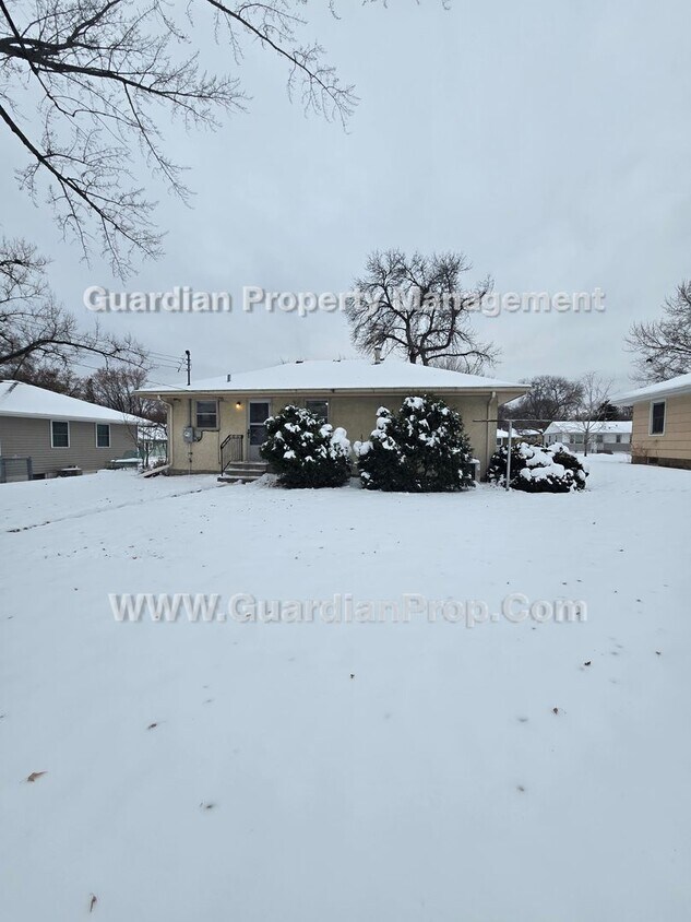 Foto principal - Available now! House with extra office/bonus room! new LVP flooring throughout, main floor living...