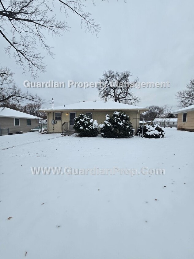 Primary Photo - Available now! House with extra office/bonus room! new LVP flooring throughout, main floor living...