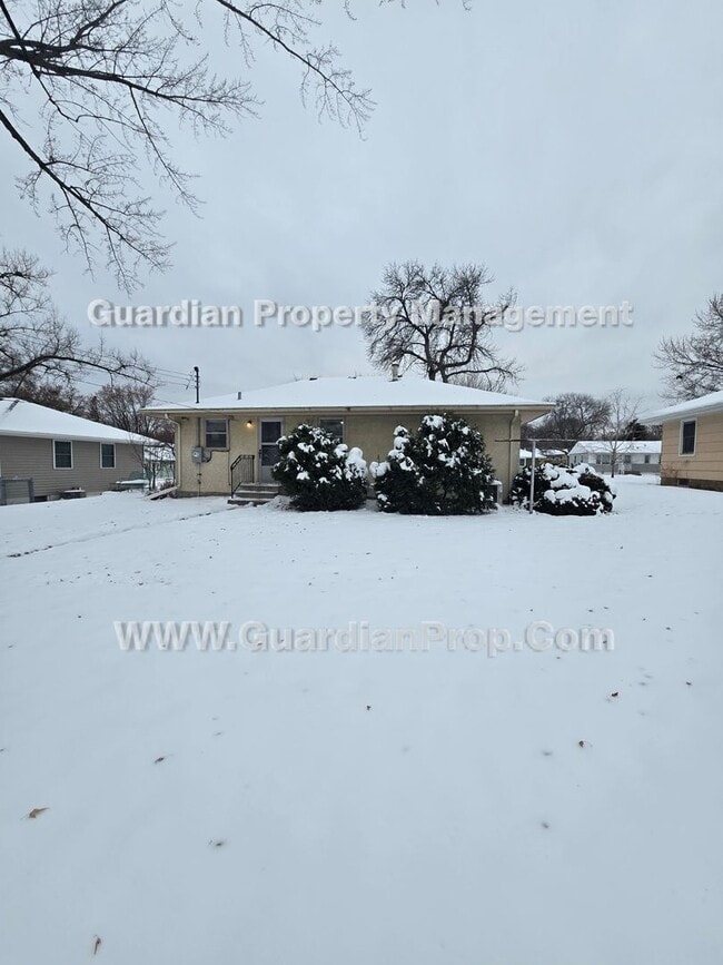 Building Photo - Available now and move-in special! House with extra office/bonus room! new LVP flooring throughou...