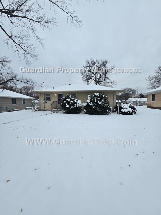 Foto del edificio - Available now and move-in special! House with extra office/bonus room! new LVP flooring throughou...