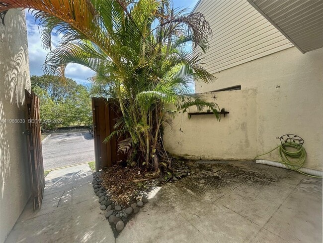 Foto del edificio - 645 Executive Center Dr