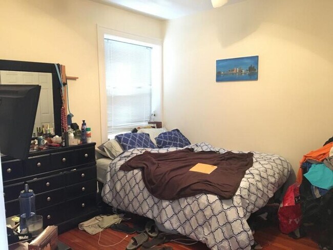Foto del edificio - NO BROKER FEE!  BRIGHTON 3 BED/1.5 BATH WITH C AND D LINE ACCESS - CENTRAL AIR