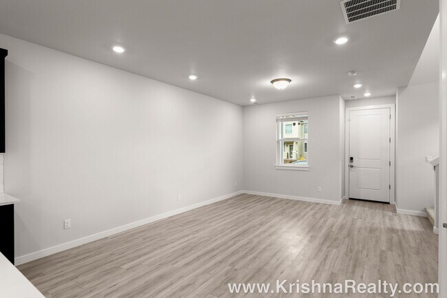 Foto del edificio - Beautiful 3-Bed | 2.5-Bath Townhome | Expansive Private Outdoor Space | Reeds Crossing