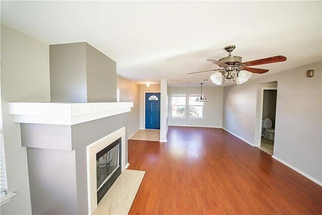 Foto del edificio - 2208 Bluebonnet Dr