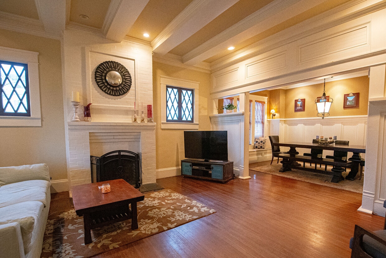 379 Candler Park Dr NE, Atlanta, GA 30307