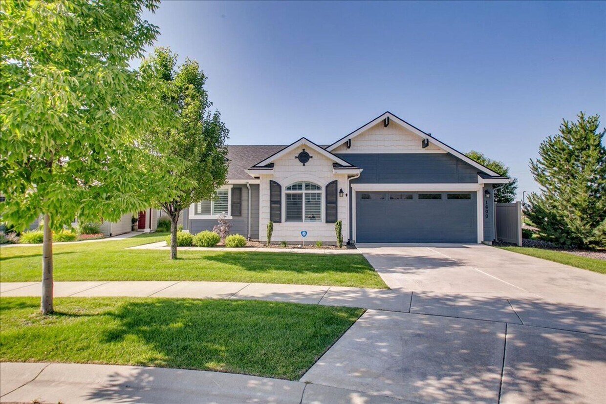 Primary Photo - Warm & Welcoming Kuna Rental